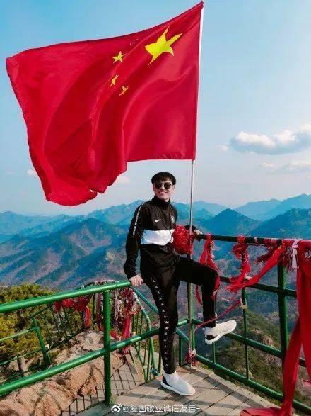 云南怒江5名大学生被困低温高海拔的雪邦山 实拍消防到场背学生出山